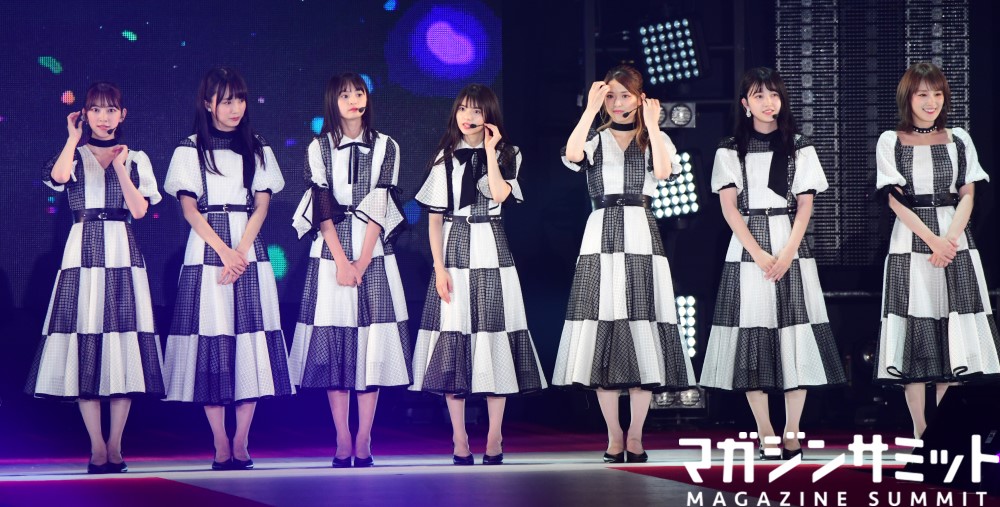 16 ⊿ Yoakemade Tsuyogaranakutemoii [Performance Costume]Designed by Onai, this checkered black-and-white dress is perhaps one of the most memorable Nogi dress in recent years. The flowiness of the dress matches the dance and feel of the song perfectly! https://twitter.com/korobizaka/status/1272229080541343746?s=20