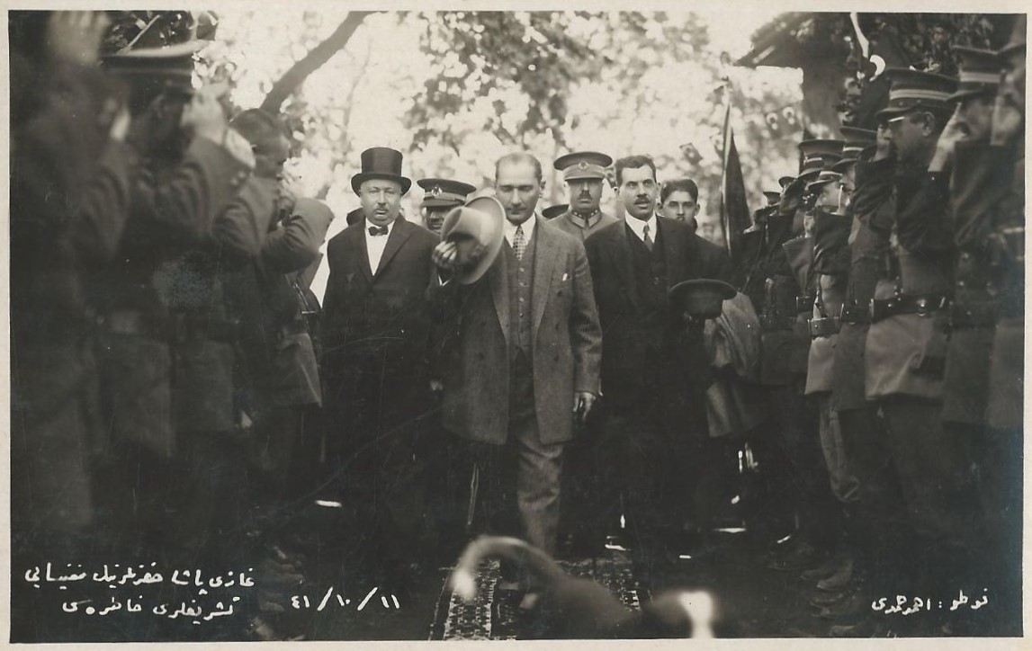 antolojimanisa's tweet photo. Atatürk, "şapka kanunu" sonrası manisa'da, 11 aralık 1925 https://t.co/PZT6nCXJKN