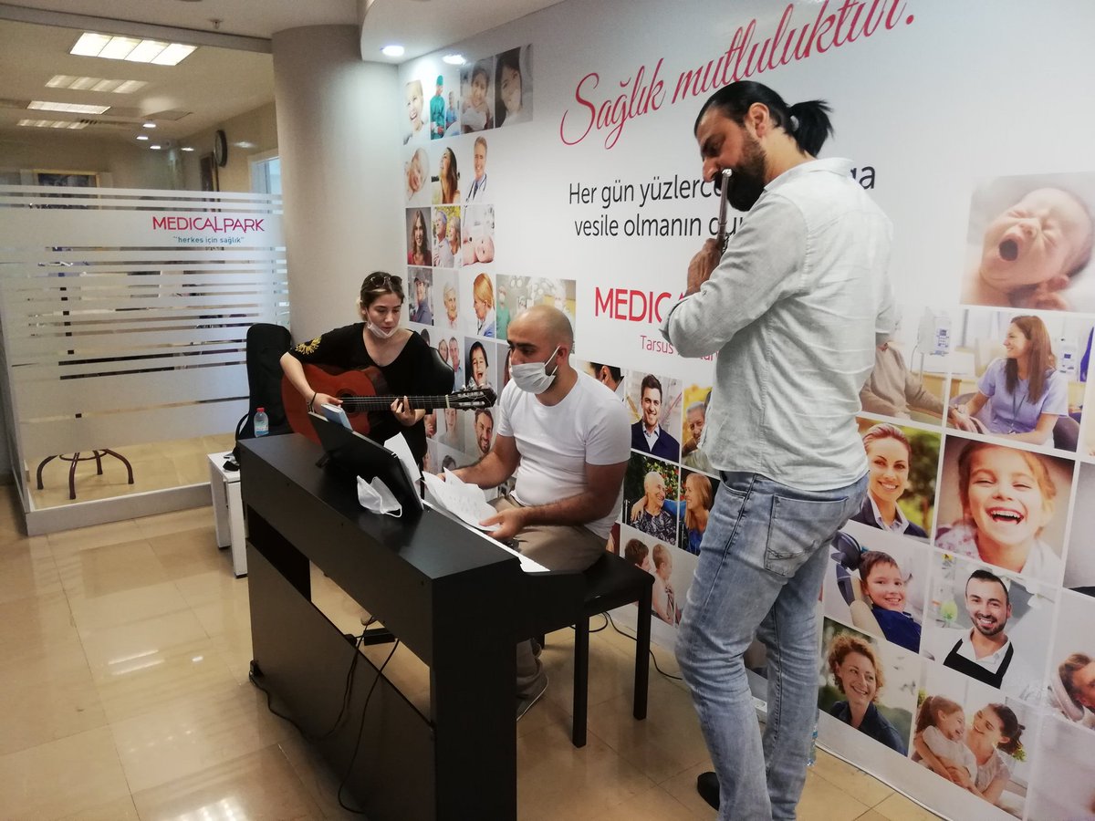 MusallaGllr's tweet photo. SAĞLIK ÇALIŞANLARINA MÜZİKAL BİR DİNLETİ VERDİK
Musalla Gönüllüleri olarak sağlık çalışanlarına dönük bir müzikal etkinlik gerçekleştirdik. Pandemi süreci boyunca her türlü fedakârlıktan geri durmayan sağlık çalışanlarına cok teşekkür ederiz #pandemi #Covid_19 #fahrettinkoca https://t.co/YlOXrKOLdf