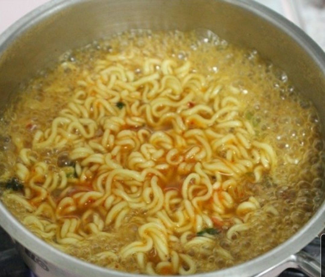 @NSOME_ คนเกาหลีจะต้มก่อนน้ำเดือด ใส่ลงไปเลย เทเครื่องลงไป พอเดือด ก็คีบเส้น ออกมาโดนอากาศเป็นครั้งคราว 4~ 5 ทีแล้วเส้นจะอร่อย ตีไข่ในชาม แบบแตกบ้าง ไม่แตกบ้างใส่ลงไป โรยต้นหอม บางสูตรแอบใส่น้ำปลาเล็กน้อย😋 เวลากิน คีบกิมกับจิเย็นๆ เส้นบะหมี่ที่ร้อนๆก็จะเข้าปากง่าย