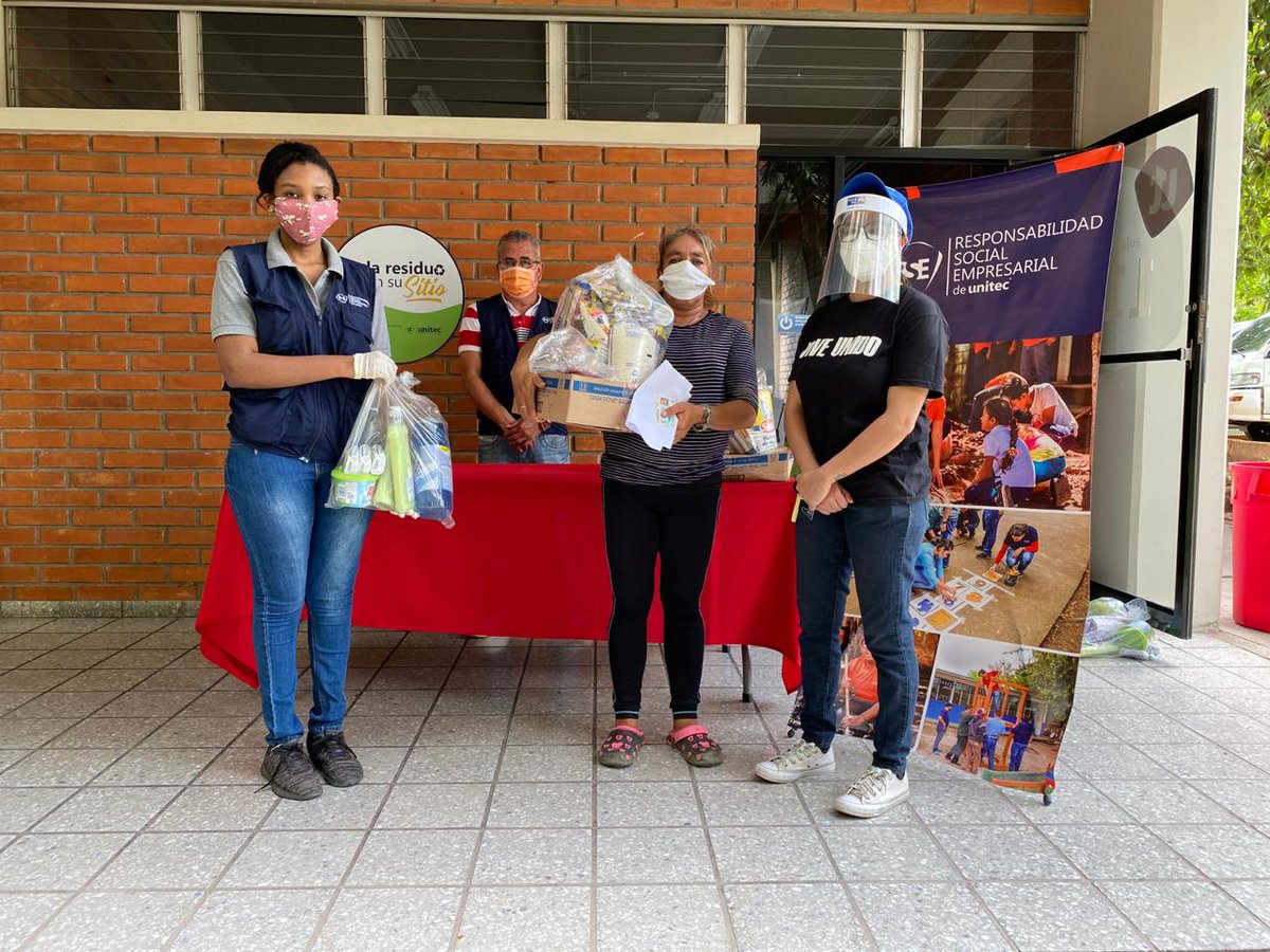 La comunidad universitaria de <a href="/UNITEC_hn/">UNITEC Honduras</a> sigue apoyando a los hondureños afectados por el COVID-19, a través de su Proyecto Prójimo. Hoy se entregaron víveres a motoristas y madres solteras de Los Pinos en #TGU. Gracias a United Way Honduras también se entregaron kits de higiene.