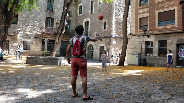 eldiarioes's tweet photo. La Barcelona que no quiere despertar del sueño sin turistas: "Por fin los vecinos ocupamos las calles que nos quitaron" https://t.co/oQxqxu9EHV Por @paurodra https://t.co/MZD00hmnP0