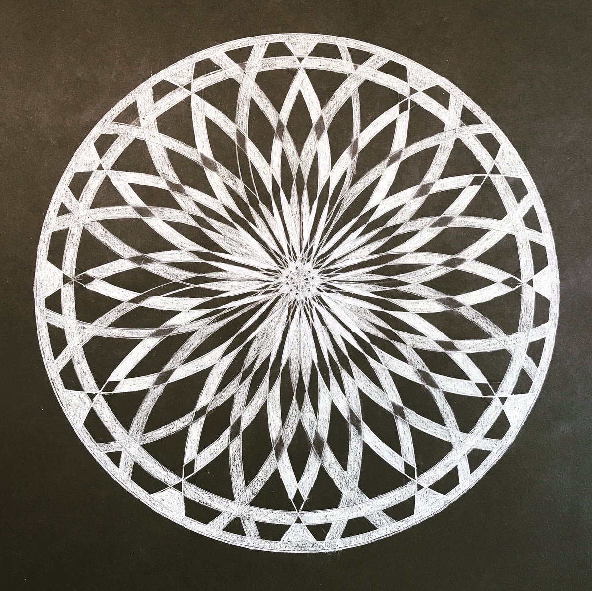 M_Kagerbauer's tweet image. ‘In loving memory of Sheila’ 
When drawing this I just lost a very dear family member.. I felt very absorbed drawing this, it gave me great relaxation and calmness and helped me going through the loss.

Somehow it reminds me of a Mandala.  A spiritual tool. #learntanewskill
