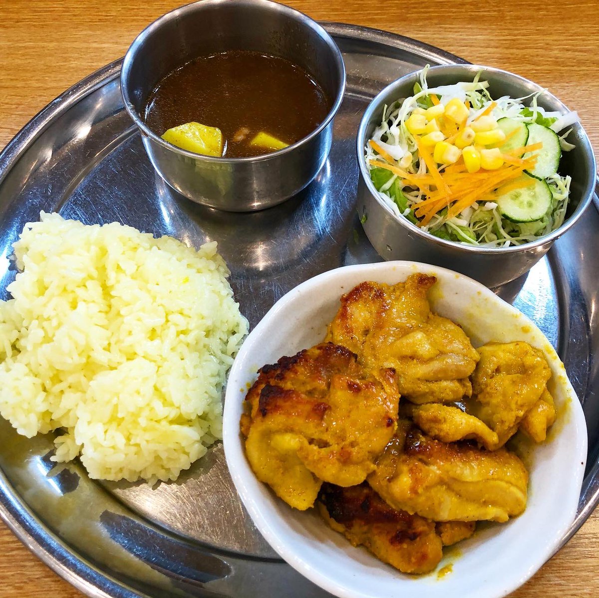 小宮山雄飛 西新橋で気になってたカレーの新店 ガン爺 へ 行く前に調べてみたら なんと惜しまれつつ閉店したタージマハール の新店舗なの よく見たら入り口にタージマハールの看板も 相変わらずのサラサラスパイシーで美味 これは夜のスパイス料理も