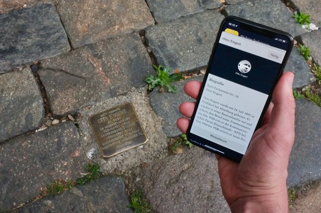 Erkunde die Geschichte hinter den Stolpersteinen, an dem Ort, an dem sie geschrieben wurde.

Den neuen Stolpersteine Guide jetzt kostenlos laden:
iOS: apps.apple.com/de/app/stolper…
Android: play.google.com/store/apps/det…

#stolpersteine
