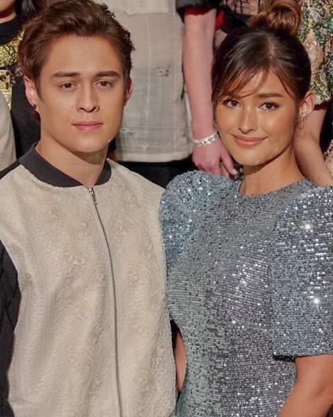 lizaprint's tweet photo. Pangiti-ngiti lang sila nung araw na yan, pero deep inside may tampuhan na nagaganap😂❤️ https://t.co/755IpzvavJ