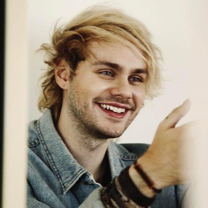 outxr_space's tweet photo. "But I'll build a house out of the mess
And all the broken pieces
I'll make up for all of your tears." 

MICHAEL CLIFFORD IS INOCCENT https://t.co/NLuAODfqzz