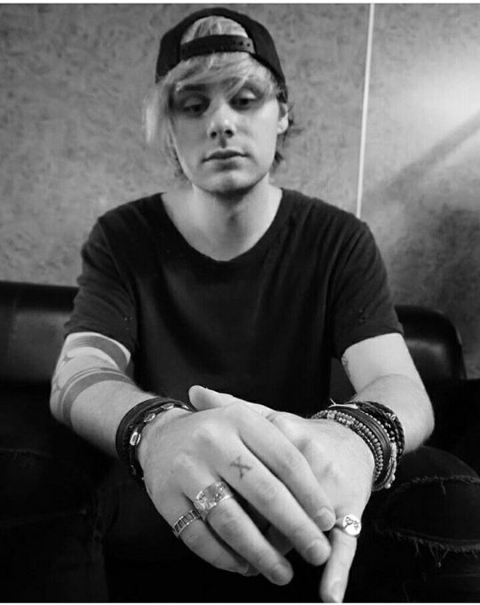 outxr_space's tweet photo. "But I'll build a house out of the mess
And all the broken pieces
I'll make up for all of your tears." 

MICHAEL CLIFFORD IS INOCCENT https://t.co/NLuAODfqzz