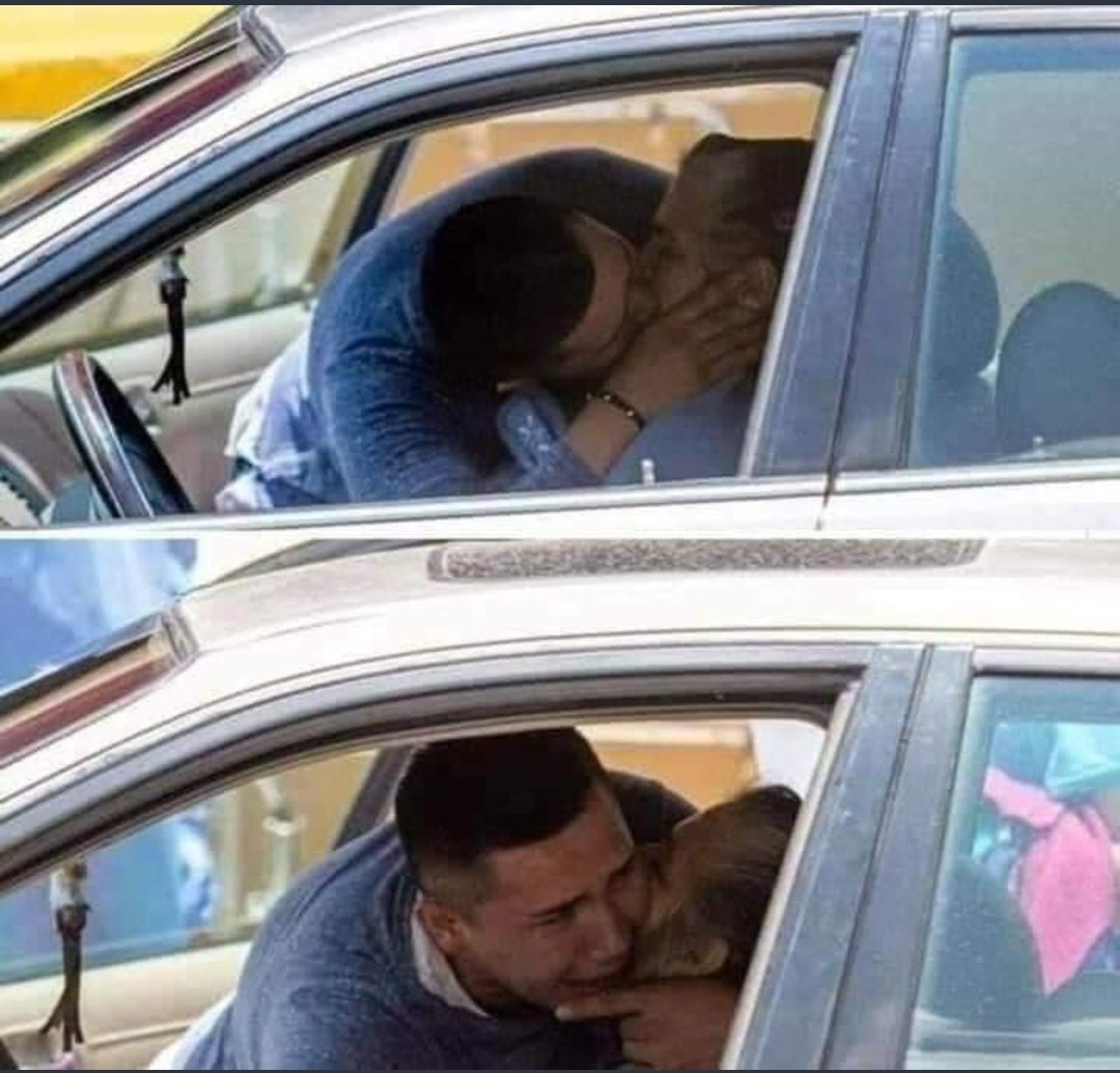 Hatem_Alibrahim's tweet photo. صوره متداوله لابن يحاول انقاذ امه المصابه بالفيروس بالتنفس من الفم للفم اثناء زيادة الاعراض عليها بمجرد وصولهم للمستشفي قبل نزوله من السياره ووصل الاطباء متأخرين دقائق ليلتقطو له الصوره التي سيخلدها التاريخ
لم يكترث لامر اصابتها وحاول ابقائها علي قيد الحياه حتي لو دفع حياته💔

. https://t.co/z70B13AHYI