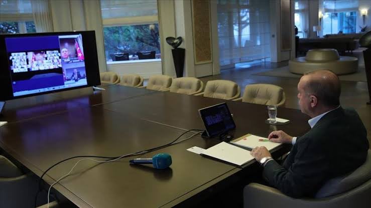 Kendine yaklaşınca yaklaşma diyen bir bakanımız ve tedbir amaclı videokonferans yapan bir cumhurbaşkanımız...Peki aynı anda sınava giren 2 milyon öğrencilerimiz? #TurkishStudentLivesMatter