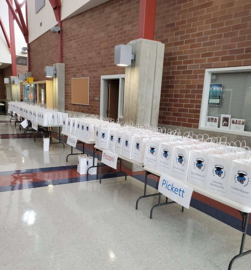 CascadePride's tweet photo. Great to see our 8th graders today at pickup-drop off! If you missed it, we will be here all week, check the website for details on when to come. https://t.co/bqRXPhfHkd