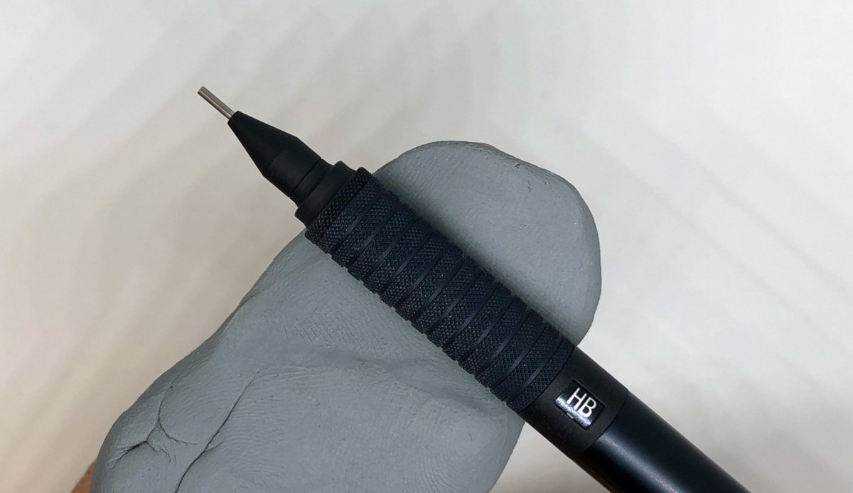 ステッドラー日本 公式 على تويتر シャープのお掃除 製図用シャープのローレット部は 使っているとどうしても汚れがついてしまいます そんな時は 練り消し が大活躍 ちょっとコロコロするだけでスッキリです 写真を撮る前にも おすすめです