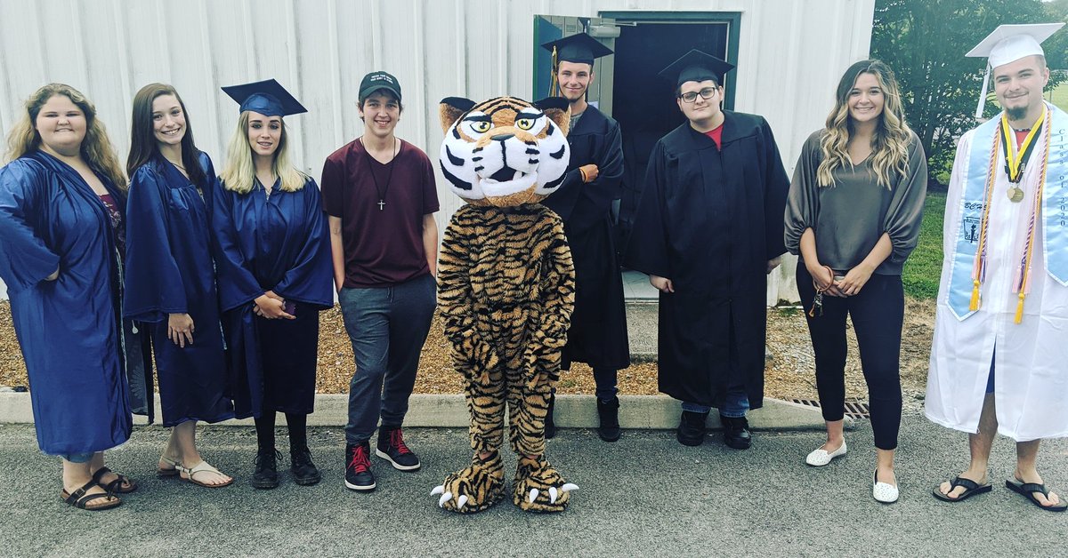 Thank you to all of our Taylor 2020 High School Graduates for coming to our Kindergarten and 5th Grade Graduation!!! We are so proud of all of you and wish you the best of luck❤️