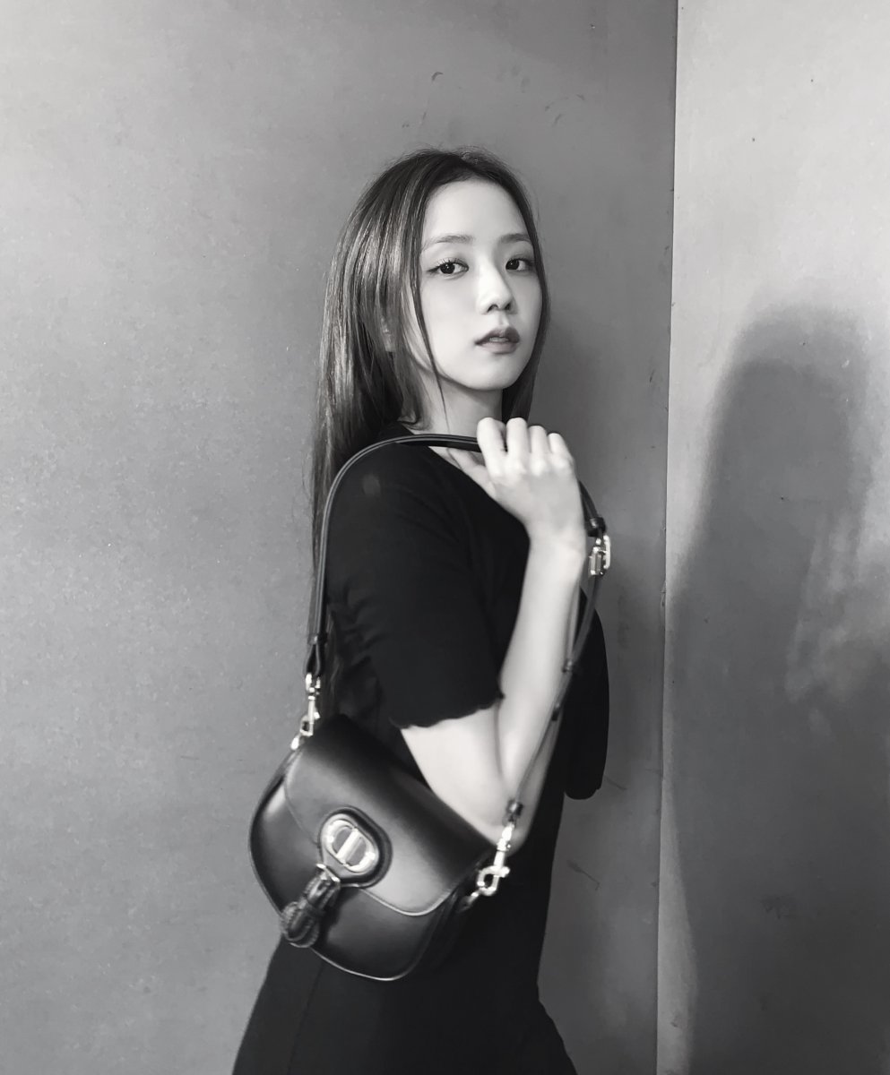 KPOP WORLD INA on X: Dior Bobby Bag is currently the new IT ITEM for  celebrities 👜💕 spotted on their SNS wearing Dior Bobby Bag are Jeon Somi,  Lee Dahee, Ki Eunse