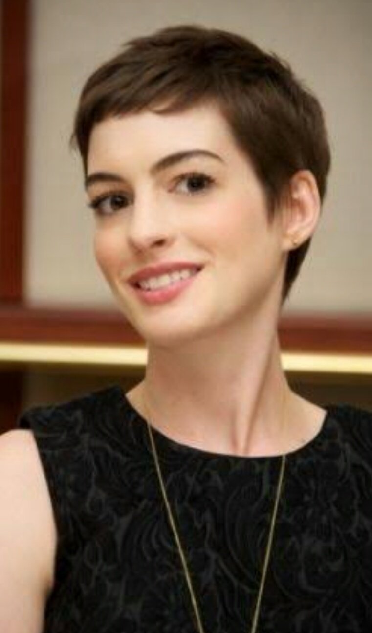 金魚百貨店 パート先で 金魚さんてレミゼのアンハサウェイみたい 髪型が と言われて 私的にはフェイウォンやねんけどｗ 言うたら えー全然違う ｗ かと言ってアンハサウェイでも無いけどｗ って爆笑されたｗ いやいや あんたがアン