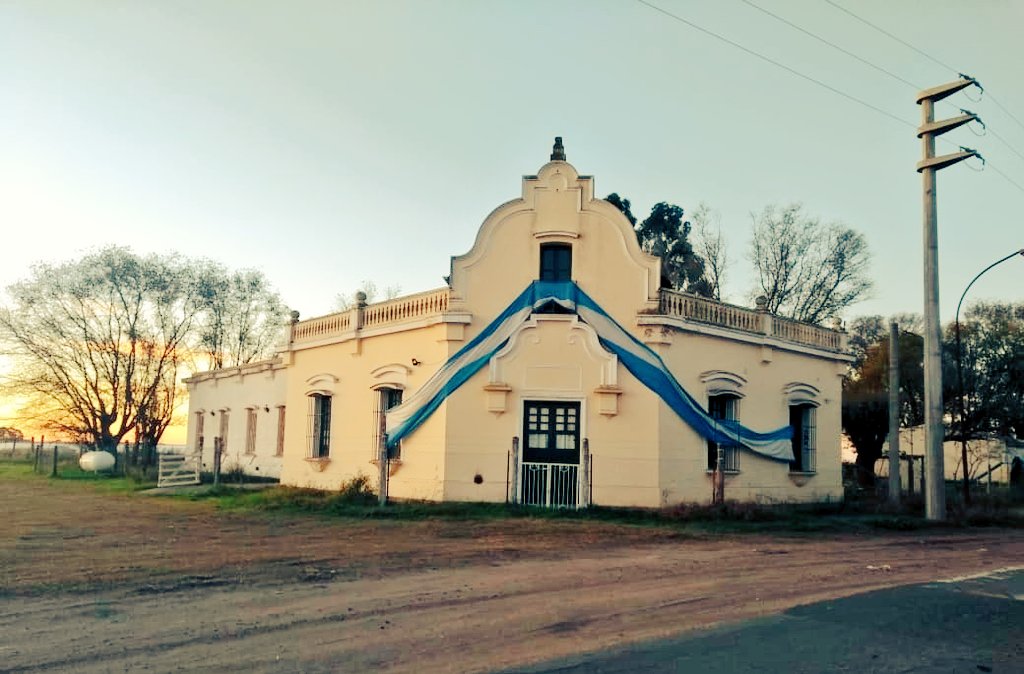 Mi primo nos manda esta foto 📷 Es la Escuela Nro. 42 de la Estación La Porteña, Partido de Trenque Lauquen.

Fue inaugurada en marzo de 1912 y aunque sin clases por la Pandemia, está lista para conmemorar las fechas Patrias de Junio y ofrecer a los que pasan esta imagen ❤️🇦🇷