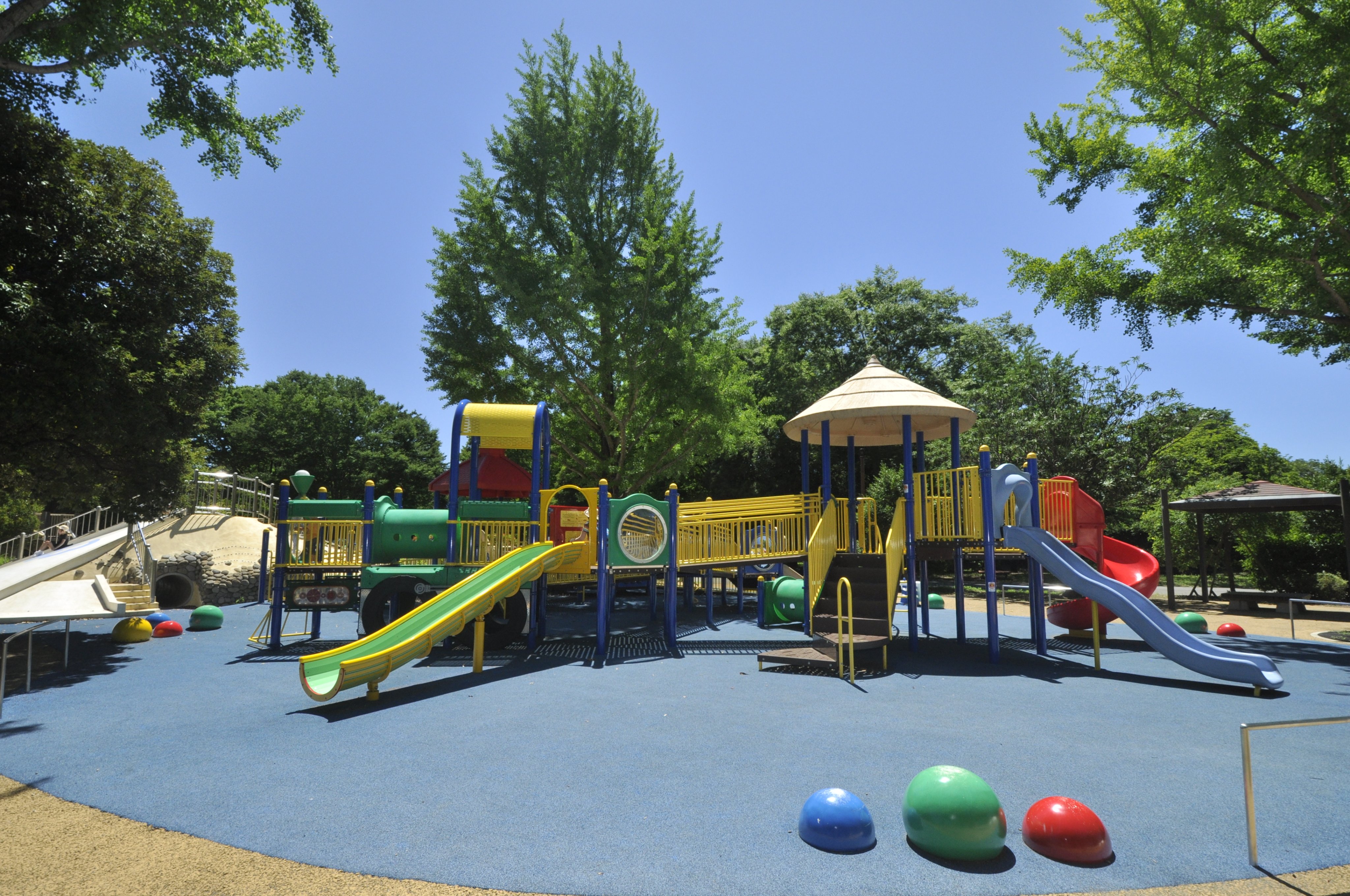 Twitter 上的 国営昭和記念公園 こどもの森 わんぱくゆうぐ再開 6月17日 水 より公園の遊具 こどもの森 わんぱくゆうぐ がご利用いただけるようになります お互いに 距離をたもって楽しんでくださいね ご利用後の手洗いにもご協力ください 昭和記念公園