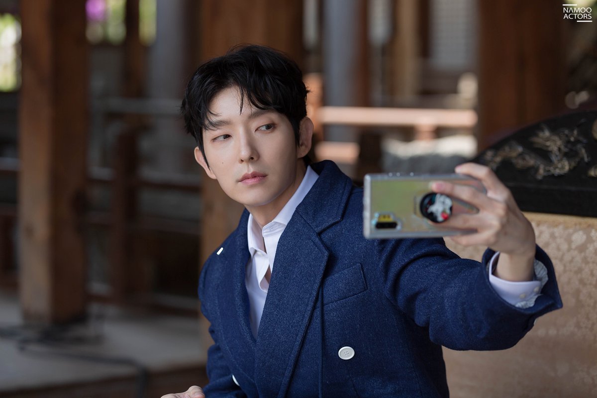 NAMOOACTORS2004's tweet photo. 궁궐에 있는 우리 오빠 모습
멀리서보나 가까이서 보나 성은이 망극👑

#이준기 #궁3D #비하인드_공개 #Leejoongi https://t.co/oJd0RKajZK