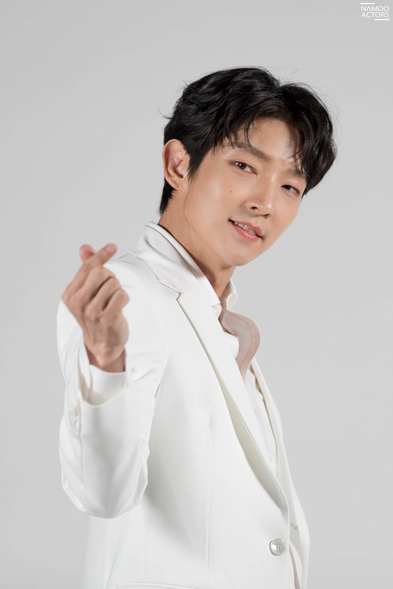 NAMOOACTORS2004's tweet photo. 궁궐에 있는 우리 오빠 모습
멀리서보나 가까이서 보나 성은이 망극👑

#이준기 #궁3D #비하인드_공개 #Leejoongi https://t.co/oJd0RKajZK