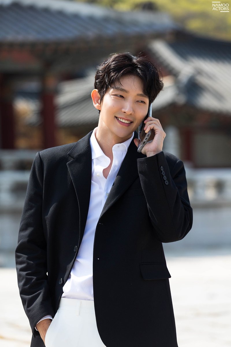 NAMOOACTORS2004's tweet photo. 궁궐에 있는 우리 오빠 모습
멀리서보나 가까이서 보나 성은이 망극👑

#이준기 #궁3D #비하인드_공개 #Leejoongi https://t.co/oJd0RKajZK