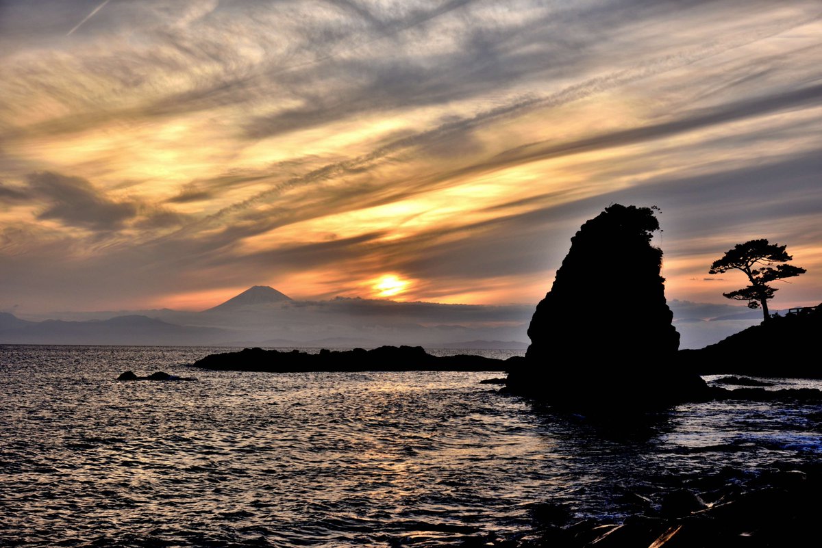 神奈川県庁広報 Twitter પર 県のたより投稿写真 応募作品紹介 平成30年4月に撮影された作品の中から 石井弘志さん 逗子市 の 秋谷立石 夕景 をご紹介します 横須賀市秋谷の 立石海岸 は 富士山 を背景にした奇岩 立石 の風景で有名 夜明けから日没まで