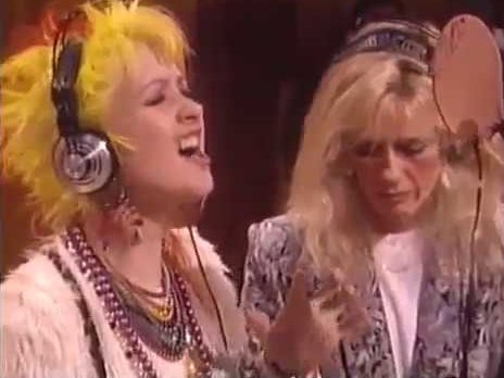 シュフロック Amazonミュージックで We Are The World が流れてきたんだけど ヘッドフォン装着してると身体が勝手にシンディローパーやっちゃうよね 歌詞わからないのにね T Co Lhrq1wvkv5 Twitter