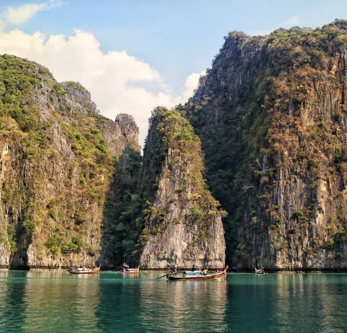 TakeMeTour's tweet photo. Who says paradise is not real? Experience that with your own eyes at Phi Leh Lagoon. Dip your self in the emerald green water amongst the 10/10 view! 🐠 #TakeMeTour #LocalExpert #thailandinsider #amazingthailand #thailand #thailandonly #thailandvacation https://t.co/J6OXMkJkUS