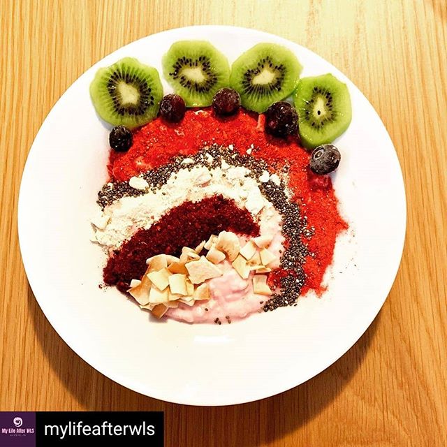 RottenFruitBox's tweet photo. Rainbow 🌈🌈 breakfast with our freeze dried 🍓🍓🍑🍑 and blackberries "bits" by mylifeafterwls #zerowaste https://t.co/wiKxdNWKXg