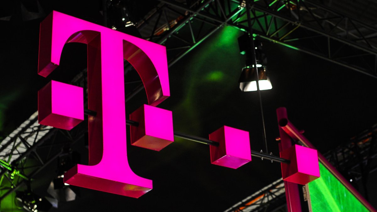 Complex's tweet photo. T-Mobile customers across the U.S. have been having difficulties making and receiving phone calls.

They received over 100,000 complaints: https://t.co/ifu40TCUfX https://t.co/YMkEtRgXrQ