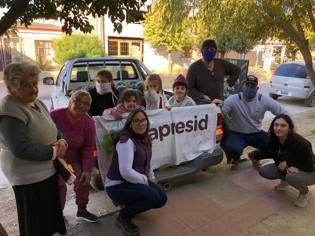 BuffaYamila's tweet photo. Entre tanta desigualdad, miedo e incertidumbres, llegaron ellos; aportando su grano de arena @Regional_VM y @ateneosrvm . Imposible no mirar esos rostros que detrás de los barbijos, pintaron unas sonrisas 🥰 Felicitaciones 👏🏻👏🏻 https://t.co/Ri3NaIN5Qt
