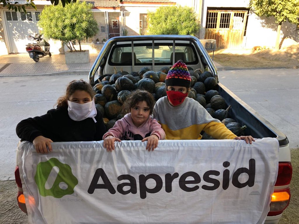 BuffaYamila's tweet photo. Entre tanta desigualdad, miedo e incertidumbres, llegaron ellos; aportando su grano de arena @Regional_VM y @ateneosrvm . Imposible no mirar esos rostros que detrás de los barbijos, pintaron unas sonrisas 🥰 Felicitaciones 👏🏻👏🏻 https://t.co/Ri3NaIN5Qt
