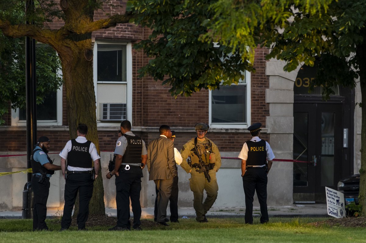 TylerLaRiviere's tweet photo. PHOTOS: Chicago police officer shot in Bronzeville, read more @Suntimes here....

https://t.co/2WcCkkh8kA

#Chicago #ChicagoScanner https://t.co/ipP082Vzjz