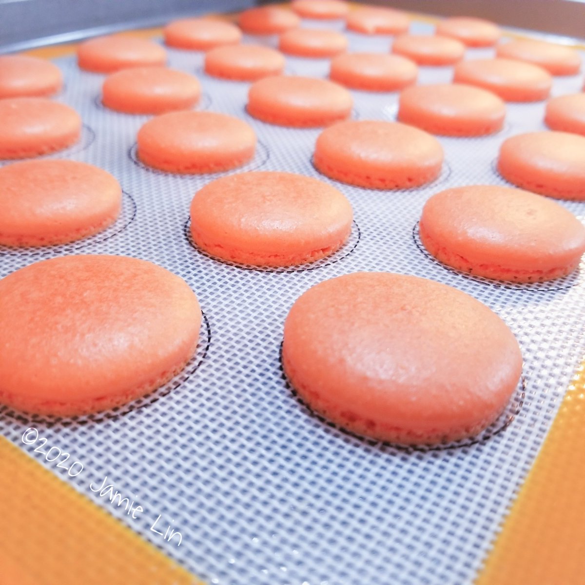 Jamie_Lin's tweet image. French macarons with a strawberry buttercream &amp;amp; mango lemon curd in the center. My favorite flavor I've made  so far!
🍓
🥭
🍋
#macaron #frenchmacaron #yum #instagood #instalike #baking #instalove #strawberry #mango #lemon #baked #fruit #sweettooth #yummiesinmytummies