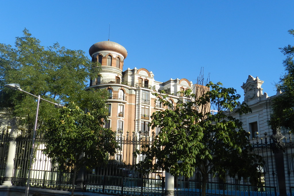 giraldeo's tweet photo. El pasado sábado 23 de mayo se derrumbaba, por desgracia, la cúpula de un pintoresco edificio en Madrid, sin causar otros daños que al propio edificio y algunos coches en la calle. Pero no era cualquier cúpula, sino una muy especial. ¿Y ahora qué? Os cuento: https://t.co/FnhkS2DKOQ