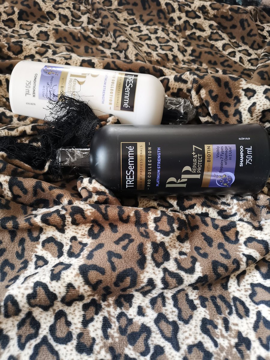 MayRadebe's tweet photo. Thank you @rubybox_beauty @TRESemme @TRESemme_SA my ruby girlfriends &amp; I are excited to begin this journey with u 🖤💟#rubybox #rubyboxtresemme #TRESemmesa #BeAboutStyle https://t.co/wtGwStqBZN