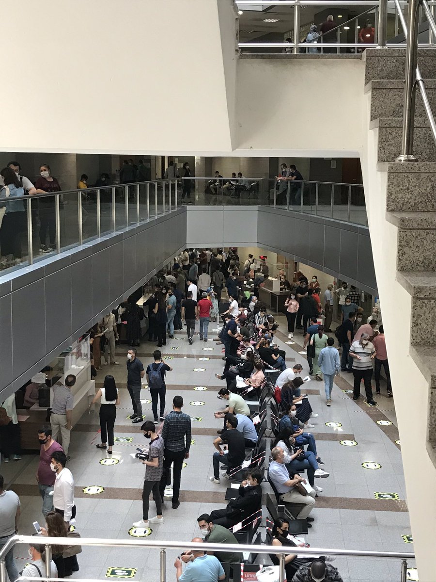 Bu fotoğraflar Çağlayan Adliyesi'nde çekildi. Bugün hem avukatlar, hem hakim ve savcılar, hem de bütün adliye bürokratları, emekçileri risk altında. Bu şekilde devam edilemez.