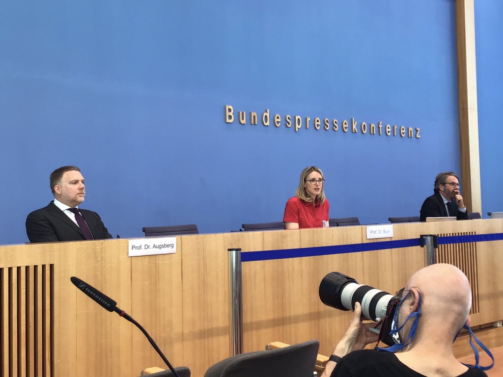Alena Buyx (<a href="/alena_buyx/">Alena Buyx</a>), Vorsitzende des <a href="/ethikrat/">Deutscher Ethikrat</a>|es, begrüßt die Anwesenden der #Bundespressekonferenz und dankt den ehemaligen Mitgliedern der Arbeitsgruppe und des Rates, in deren Autorschaft bzw. Amtszeit die Stellungnahme verfasst wurde. #Tierwohlachtung #Massentierhaltung