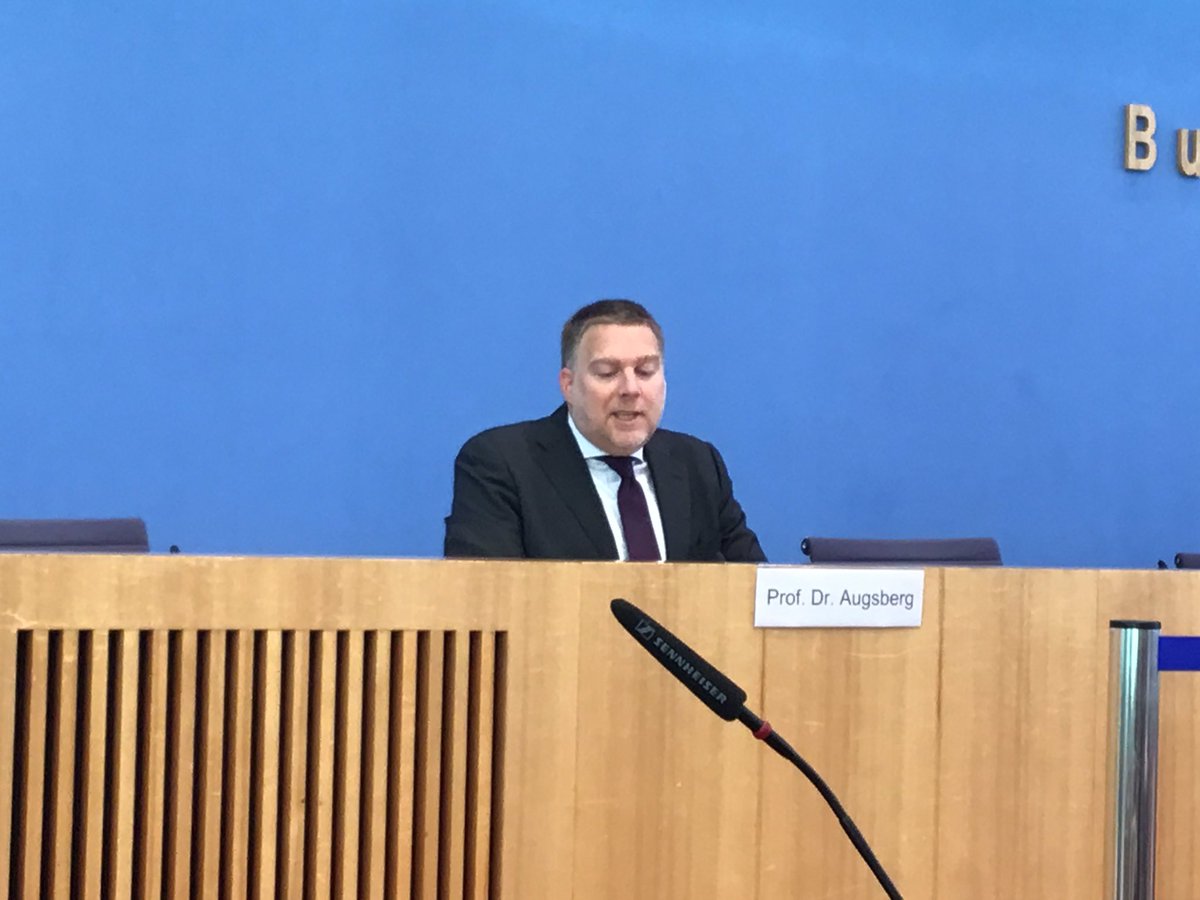 Steffen Augsberg, Sprecher der Arbeitsgruppe #Tierwohl erklärt:  Wir lieben Tiere, und wir lassen es gleichzeitig zu, dass sie für unseren Nutzen ausgebeutet und gequält werden. Warum fehlen ernsthafte Konsequenzen? Der <a href="/ethikrat/">Deutscher Ethikrat</a> fordert eine stärkere Achtung des Tierwohls.