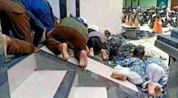 tidak mau melanggar hukum agama, tetapi malah melanggar hukum newton