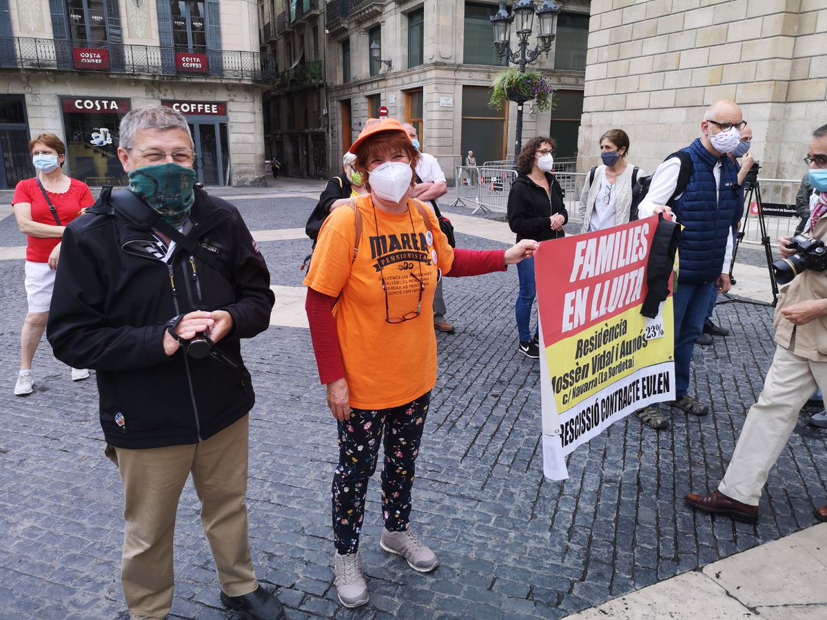 aixoespodem's tweet photo. Concentración en protesta contra la de gestión del govern de la Generalitat convocada por la Coordinadora Residencias 5+1 y el apoyo de la Alianza de Mareas y MMSS. Con presencia de destacadas activistas, como Maria José Carcelén, Fina Salazar, Ramon Franquesa, Diosdado Toledano. https://t.co/JRL0kUs6PK