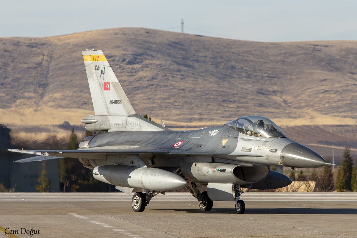 Türk Hava Kuvvetleri'nin ilk Savaşan Şahini '86-0066' kuyruk numaralı F-16C 33 yıldır görevinin başında...
#SavaşanŞahin #Viper #FightingFalcon #Ceylanlar