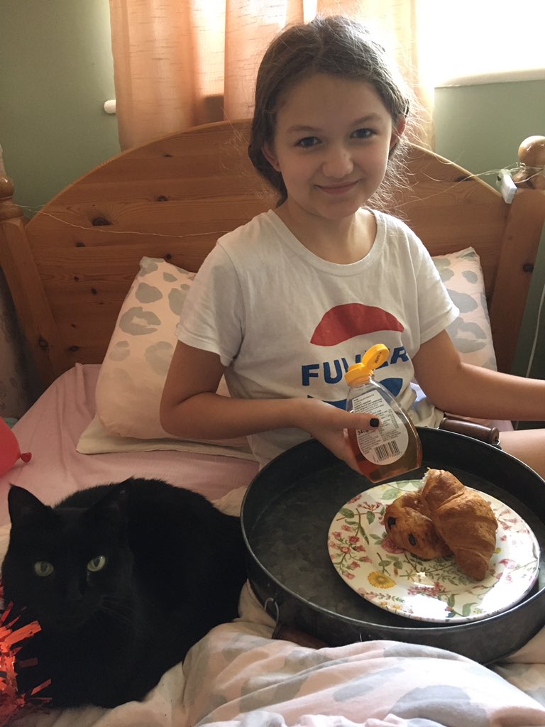 Kelly021085's tweet photo. Darcey is 10 today! Starting the day with breakfast in bed with Minnie the cat! https://t.co/TpXkq5JSPB