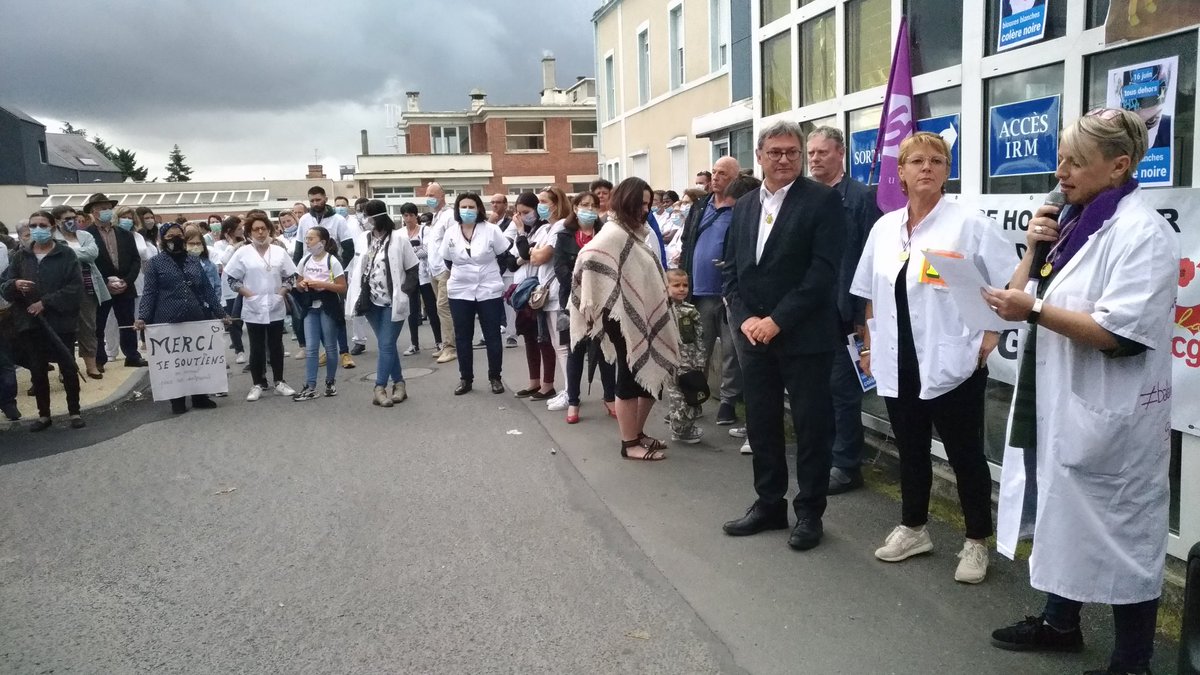 YassineAzoug's tweet photo. À #Vierzon, 500 personnes sont rassemblées devant le centre hospitalier. https://t.co/V7Jxypzbgd