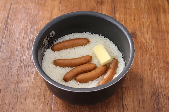 この組み合わせは罪深い･･･！ごはん+ソーセージ+バターで作る絶品料理！