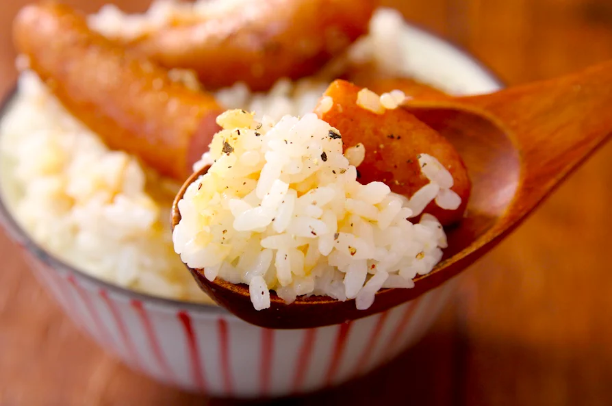この組み合わせは罪深い･･･！ごはん+ソーセージ+バターで作る絶品料理！