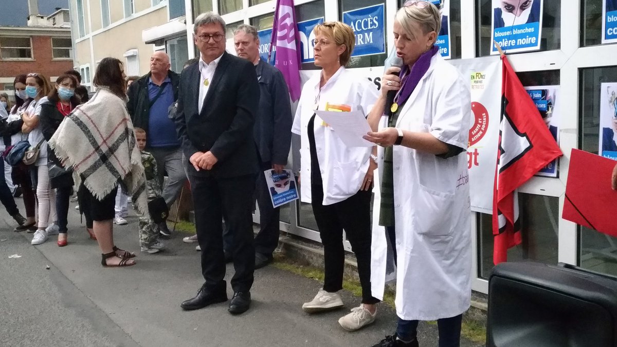 YassineAzoug's tweet photo. Les personnels de l'hôpital de #Vierzon réclament une revalorisation des salaires et surtout davantage de moyens. https://t.co/ZyAa5t8P7z