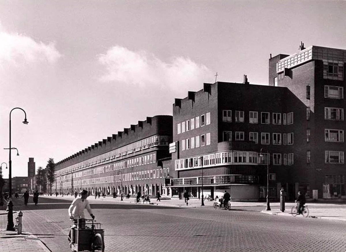Dit deed het verkeer met jullie wijk:De Hoofdweg in Amsterdam, 1927 en nu~  @martindejongVR  https://vrije-ruimte.blogspot.com/2016/05/de-wandelstad-van-1927.htmlAndere steden:  https://decorrespondent.nl/11311/dit-deed-de-auto-met-jullie-wijk/1189318565325-47c96cc5