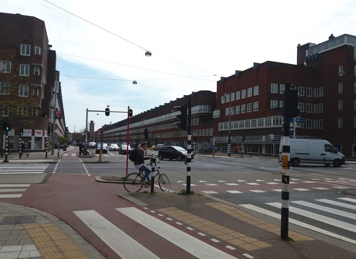 Dit deed het verkeer met jullie wijk:De Hoofdweg in Amsterdam, 1927 en nu~  @martindejongVR  https://vrije-ruimte.blogspot.com/2016/05/de-wandelstad-van-1927.htmlAndere steden:  https://decorrespondent.nl/11311/dit-deed-de-auto-met-jullie-wijk/1189318565325-47c96cc5