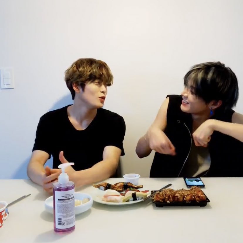 200616 VLIVE #YUTA #JAEHYUN

คุณแม่ของคุณยูให้จดหมายและดอกไม้กับเมมเบอร์ทุกคนหลังคอนเสิร์ตที่โอซาก้าจบ แจฮยอนรู้สึกขอบคุณสำหรับจดหมายที่อบอุ่นนั้น และขอให้คุณแม่มีสุขภาพที่ดี เขาอยากจะไปเล่นที่บ้านคุณยูบ้างในครั้งหน้าค่ะ
// รู้แล้วค่ะว่าคุณยูน่ารักเหมือนใคร 🥰

©️Y102695