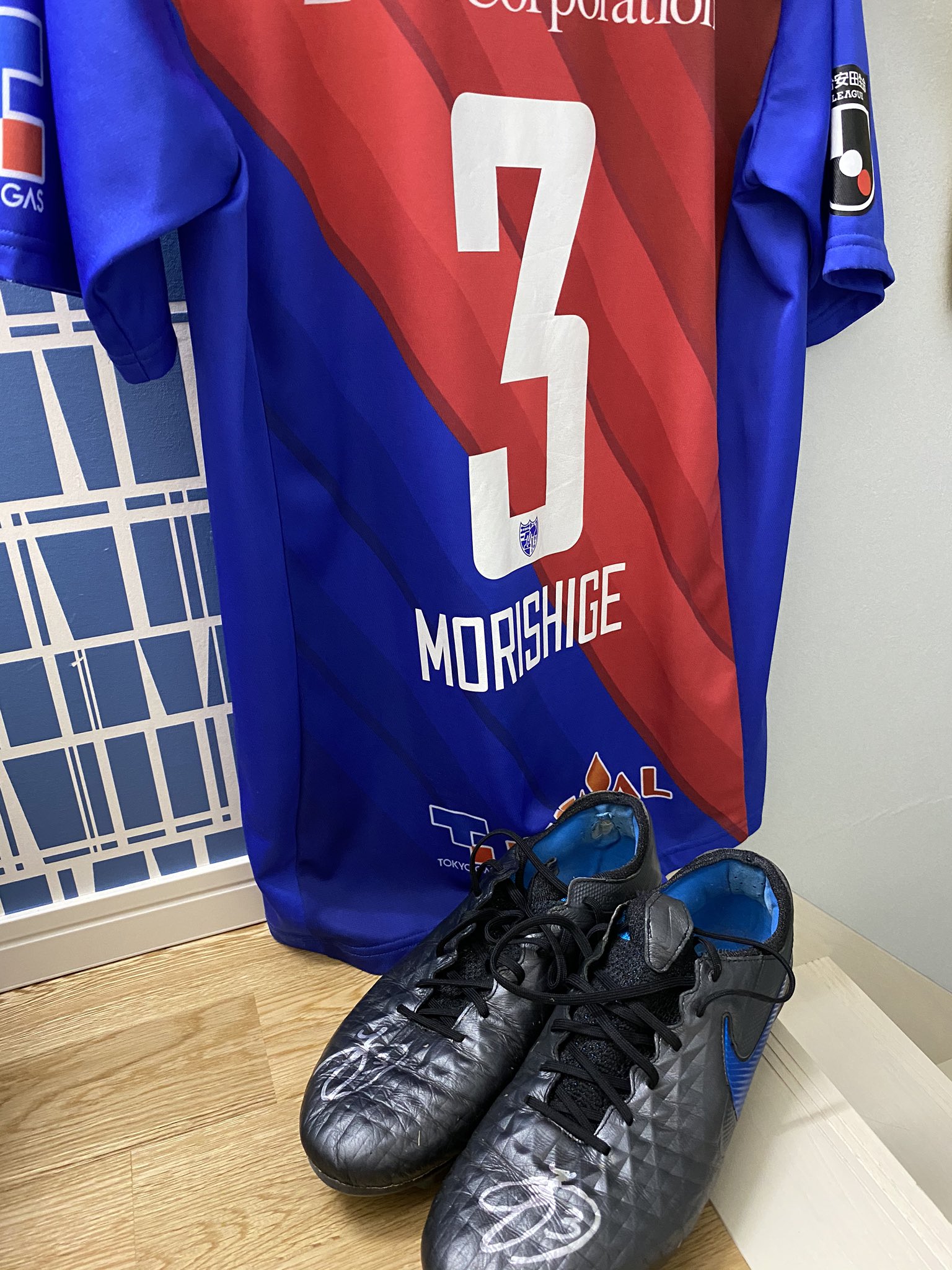 しょーや 自粛期間中のインスタライブの企画で当選した森重真人選手のサイン入りスパイクが届いてた めちゃくちゃ嬉しい どうやって飾ろうか悩む Morigekun3 森重真人 Fctokyo Udnsports